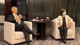 為買保德信　台新金首次鬆口願處分部分彰銀持股台新金控總經理林維俊（左）11日宣布，將以新台幣55億元取得保德信人壽100%股權，且為達到長期經營目標，願意考慮處分部分彰銀持股。中央社記者劉姵呈攝　109年8月11日