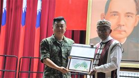 原聲團長重返金門　找不到當年服役營區添傷感台灣原聲童聲合唱團11日結束首次離島行。曾在金門服役的團長馬彼得（右）走訪以前駐紮過的料羅、鵲山等營區，但他發現營區「都不見了」，為此行憑添傷感。（民眾提供）中央社記者黃慧敏傳真　109年8月11日