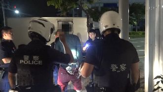 男見警急落跑　查出毒品才知是通緝犯