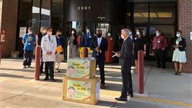 台南捐贈防疫口罩等物資，美國堪薩斯市長Quinton Lucas在臉書貼文感謝台南市長黃偉哲，臉書