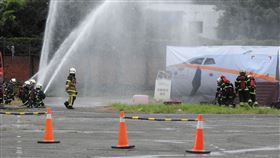 南投演練災害防救　過程逼真南投縣政府消防局11日舉行民安六號演習，情境假定南投遭颱風侵襲，期間又發生民航機空難迫降烏溪河床，共演練26種項目，過程逼真。中央社記者蕭博陽南投攝　109年8月11日