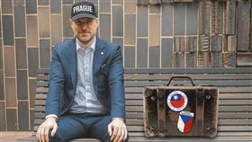 賀瑞普PO出「行李箱」，特別的是貼上了中華民國、捷克２國國旗貼紙。（圖／翻攝臉書）