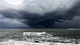 台灣東海岸海面雲層厚重　彷如電影場景颱風米克拉雖未直撲台灣，但在台灣東邊海域天氣瞬息萬變，11日下午2時過後，東海岸民眾幾乎都可看到東邊太平洋海面上出現一個陀螺型的厚重烏雲，雲下出現巨大雨瀑，奇景引起民眾議論，更有人驚嘆彷彿就像電影場景。（民眾提供）中央社記者盧太城台東傳真　109年8月11日