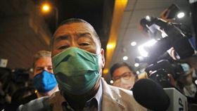 黎智英8月12日凌晨獲釋，以港幣50萬元交保外出，離開九龍旺角警署。（圖／美聯社／達志影像）