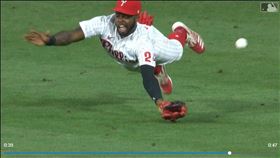 ▲費城人中外野手昆恩（Roman Quinn）撲接不成，對手跑出場內全壘打。（圖／翻攝自MLB官網）