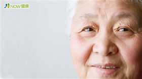 名家專用／NOW健康／眼科醫師陳逸川表示，在正常視力的情況下，瞳孔正後方的水晶體是清澈透明的，當水晶體變得混濁且腫大，就代表罹患了白內障。(勿用)