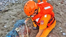海巡埋葬身纏漁網的海龜（圖／翻攝自「海巡署長室 Coast Guard」臉書）