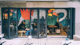 13個房間創作藝術節　咖啡店成地底圖書館全台首創在飯店客房舉辦的跨領域「13個房間創作藝術節」，今年延伸到飯店鄰近店家，設計品牌「仰角35度」為boven Cafe創作「地底圖書館」，將店面長長的落地窗想像成前往地底書洞的入口。（13個房間創作藝術節提供）中央社記者鄭景雯傳真　109年8月12日