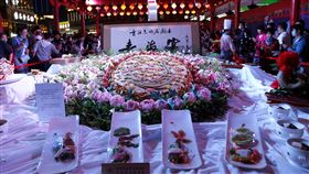 習近平下令制止餐飲浪費　中國再啟「光盤行動」中共總書記習近平下令要堅決制止餐飲浪費行為後，中國官媒11日展開大力宣傳，各地紛紛響應再啟2013年的「光盤行動」。圖為7月17日，第三屆青海地方特色小吃展暨西寧美食節上展出的青海大月餅。（中新社提供）中央社　109年8月12日