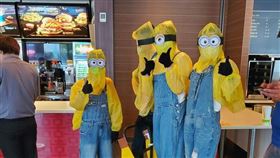 麥當勞「小小兵提籃」今開賣！鐵粉扮裝超瘋狂　網看秒笑翻（圖／翻攝自爆廢公社二館臉書）