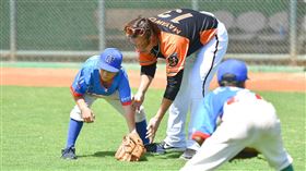 統一獅指導花蓮基層棒球球隊。（圖／統一獅提供）