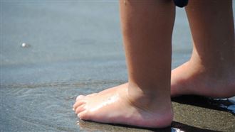 男童沙灘嬉鬧　下秒腳「像蠟般融化」