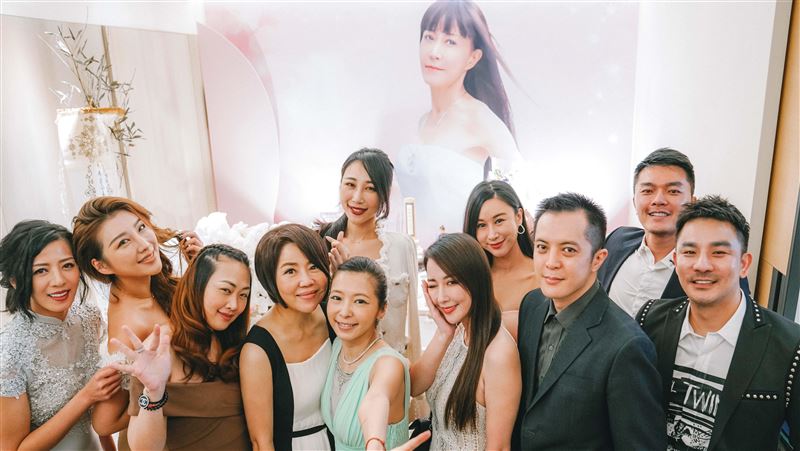 羅霈穎靈堂放電音　17好友跳舞開趴