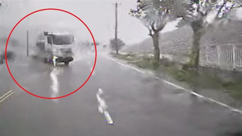 暴雨過彎逆撞…油罐撞救護瞬間曝
