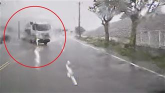 暴雨過彎逆撞…油罐撞救護瞬間曝