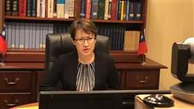 蕭美琴：推動綜合性戰力概念　持續與美洽談軍購駐美代表蕭美琴12日出席華府智庫視訊研討會時表示，台灣積極推動包括經濟安全、人類安全與深化融入國際社會的綜合性戰力概念，擴大國際參與並與美國合作，也持續與美方就軍購進行討論，健全防衛能力。（駐美代表處提供）中央社記者江今葉華盛頓傳真　109年8月12日