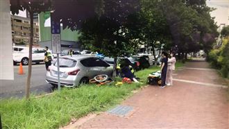 冷戰多年破冰⋯暖夫輪椅推妻洗腎遭撞