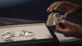 以色列珠寶業者Yvel業者李威（Isaac Levy）正以手工打造一個要價150萬美元（新台幣約4410萬元）的鑲鑽口罩，圖／美聯社／達志影像