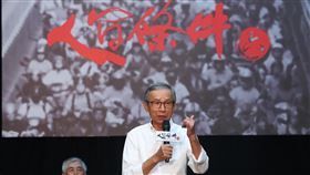 人間條件6將演出　吳念真：探討不同家庭問題綠光劇團「人間條件6─未來的主人翁」8月底將在台北國家戲劇院演出，編導吳念真（前）12日表示，這個劇本跟他過往劇本不同，「人間6」是在探討不同家庭的問題，「我不是社會觀察家，但這裡面很多片段與當代社會緊緊相扣，我只是想說我們很理解，其實下一代沒有更好命」。中央社記者王騰毅攝  109年8月12日