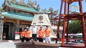 台南做十六歲　步行山海圳綠道慶成年台南市長黃偉哲（中）12日在安平開台天后宮宣布，台南「做十六歲」成年禮23日登場，今年不只維持傳統儀式，還有「勇闖山海圳綠道」戶外活動，讓青少年步行飽覽台南美景，同時了解先人開闢過程。（台南市政府提供）中央社記者張榮祥台南傳真　109年8月12日