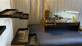 13個房間創作藝術節　打造小小金工店「13個房間創作藝術節：看不見的城市」13日起正式展開，將飯店客房化身藝展空間，例如在「小手路工具店」展區，創作者把各行各業的工具一一陳列，有牙醫在使用的牙鏡與麻醉針，廚師要用的不同尺寸、用途的刀，也有考古學家用的考古鏟等。中央社記者余曉涵攝　109年8月12日