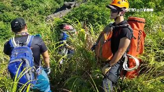 爬劍龍稜跌坡迷路　警消劈芒草開路