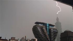 豪雨狂炸大台北！101遭「雷擊一瞬（圖／陳小中授權提供）