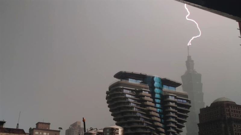 午後雨狂炸　曝101充電畫面超震撼