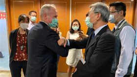 黃天牧肯定保德信人壽總經理麥尚恩堅守崗位保德信人壽將賣給台新金，金管會主委黃天牧（前右）12日公開肯定總經理麥尚恩（前左）仍堅守崗位，相當敬業。中央社記者劉姵呈攝　109年8月12日