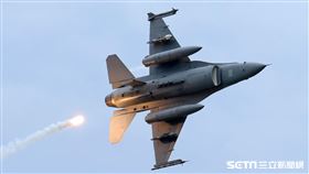 F16戰機實施炸射及施放熱焰彈。（記者邱榮吉/攝影）