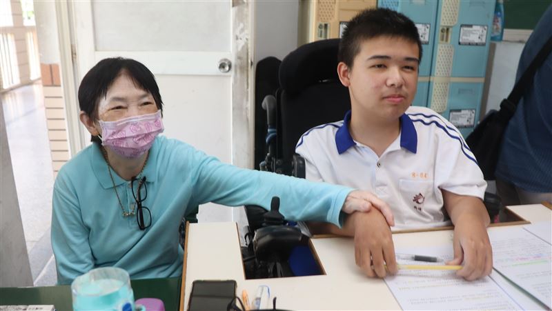 平均僅活20年　高雄嬤陪罕病孫上課