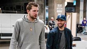 NBA／金童超嘴！「矮隊友」慘躺槍
NBA,達拉斯獨行俠,Luka Doncic,JJ Barea,小孩,矮
翻攝自推特
