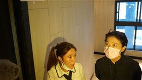 大龍新城住戶抱怨漏水瑕疵多　北市府：會改善台北市副市長黃珊珊（右）12日前往大龍新城國宅會勘，針對住戶入住卻發現有漏水、大門掉漆等多項瑕疵表示，已要求相關單位檢討，會在2個月內找出原因改善。中央社記者劉建邦攝　109年8月12日