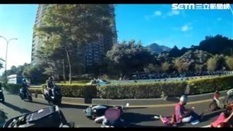 警攔闖燈翁剛下車　後方騎士連撞撞