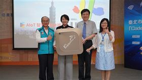 交大捐贈Rabboni感測器給北市國中小台北市政府12日與國立交通大學簽署合作備忘錄，並在副市長黃珊珊（左2）見證下，由教育局長曾燦金（左）代表接受交大捐贈635個Rabboni感測器，預計分配至北市仁愛國中等6所國中小自造教育及科技中心。（台北市教育局提供）中央社記者李宛諭傳真　109年8月12日