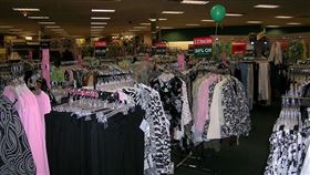 美國連鎖Stein Mart（圖／維基百科）
https://en.wikipedia.org/wiki/File:StienMartWomens49024.JPG