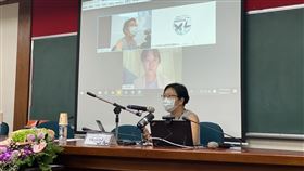 日本學者：北京忌憚港民主化影響中央研究院人文社會科學研究中心「政治思想研究專題中心」12日舉辦「當代華人世界政治多元性研究學術研討會」，東京大學綜合文化研究科教授阿古智子（螢幕下方者）透過視訊參與演講，螢幕前者為國立台灣大學政治學系教授陶儀芬。中央社記者賴言曦攝　109年8月12日