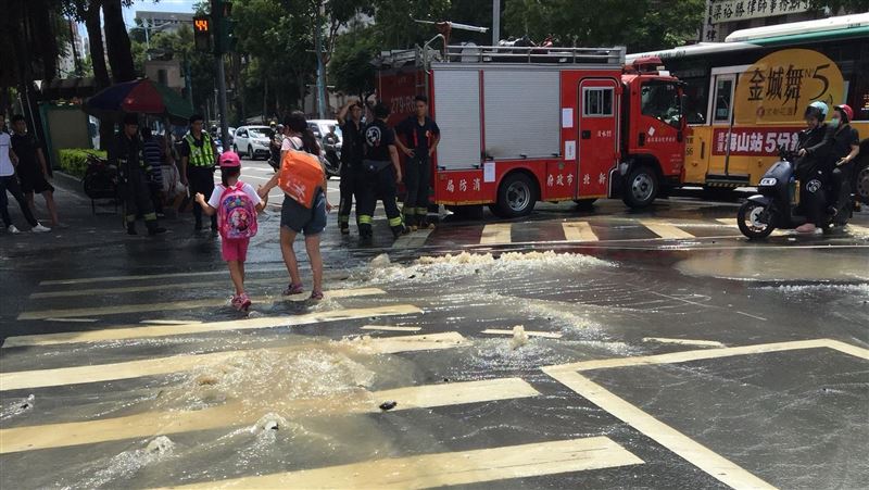 疑水管爆裂！法院旁路面湧水民眾看傻
