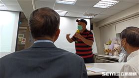 知名泌尿科醫師許耕榕與病患（記者陳弋攝影）