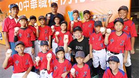 中職送11箱比賽用球，回饋花蓮基層棒球隊。（圖／中職提供）