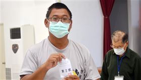 澎湖白沙議員補選  3候選人號次抽籤（2）澎湖縣議會第19屆議員第3選舉區（白沙鄉）缺額補選，13日在澎湖縣選委會舉行號次抽籤作業，候選人陳定國（左）抽中2號。中央社  109年8月13日