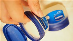 凡士林
https://www.flickr.com/photos/akikoyana/48793639753/in/photolist-2hkJa9V-7TMBvF-puSeWk-psQk8u-puSjwx-pdnixC-2LoWDy-e3fTyQ-2tDRSw-e3fTAE-bNLJ7T-57qaeb-7yVQU7-2hFg4vz-99e1aN-6zcJ3U-mFptCQ-puzGNr-pdn