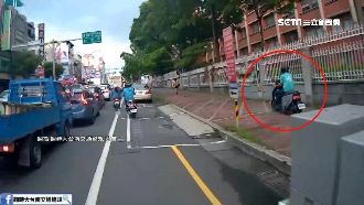 無視學生　台南騎士把人行道當馬路騎
