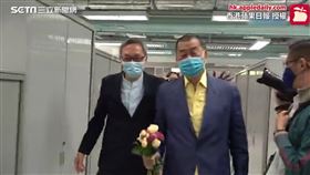 ▲查扣41小時後，黎智英12日凌晨獲准保釋。（圖／香港蘋果日報　授權）