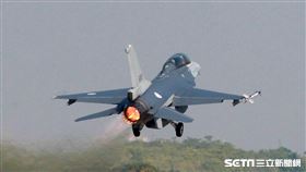 F16V(BLK20)戰機落地後又緊急起飛。（記者邱榮吉/攝影）