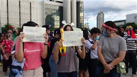 泰國抗議學生高舉標語泰國學生7月30日傍晚在曼谷吞武里鄭信王大圓環前發起「跑吧哈姆太郎！」示威活動，要求解散國會。圖為抗議學生戴著老鼠耳朵的裝飾品高舉抗議標語。中央社記者呂欣憓曼谷攝　109年8月1日