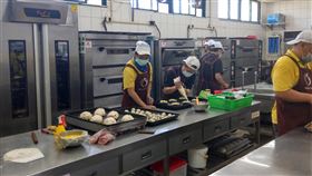 武漢肺炎衝擊  智能發展中心月餅訂單掛零（1）受到疫情衝擊，台東縣私立牧心智能發展中心今年不只捐款縮水，5月推出的中秋月餅至今訂單仍掛零。中央社記者盧太城台東攝  109年8月13日