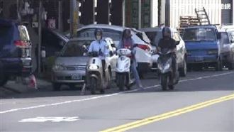 騎士為躲太陽停路中央！網一看全嚇傻