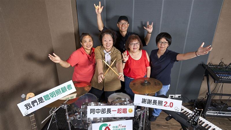 感謝長照推手　照顧者邀陳時中開金嗓
