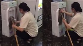 清潔大媽用拖把反覆擦拭飲水機出水口。 （圖／翻攝自網易新聞）